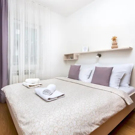 Sandra 아파트 로비니